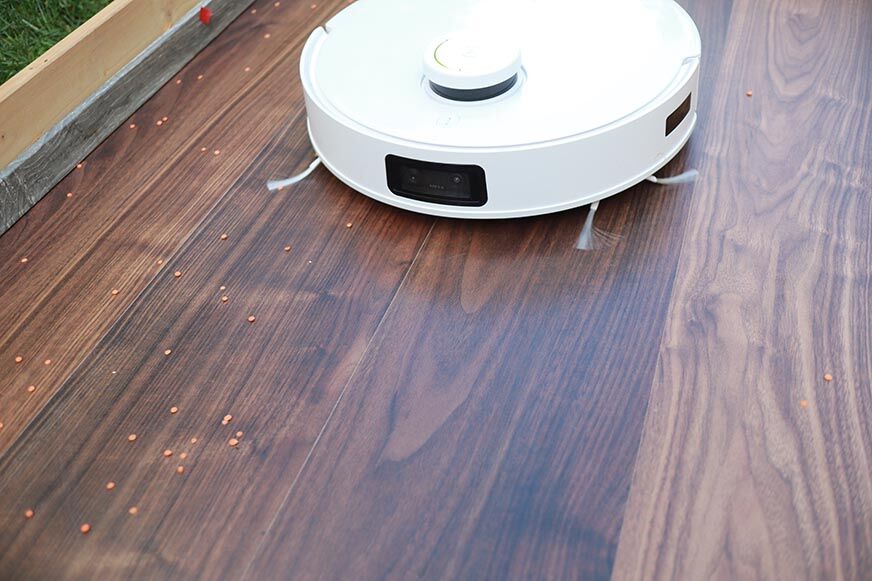 Ecovacs Deebot T10 reinigt im Test Linsen auf einem Hartboden.